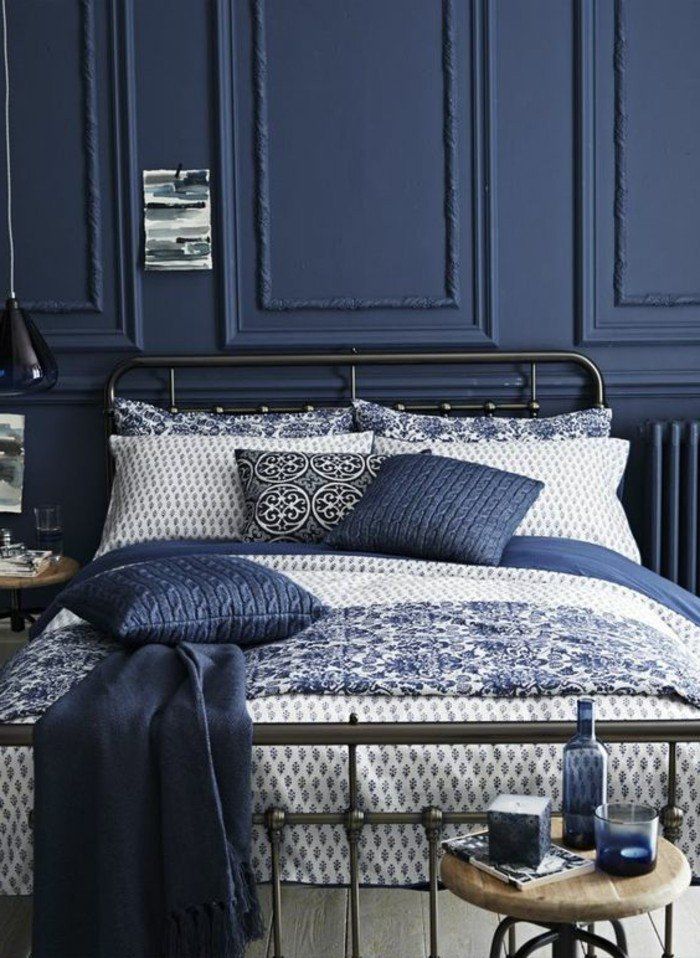 lit en fer forge couverture de lit blanche bleu sol en parquet bois naturel couverture de lit bleu lit en fer forge couverture de lit blanche bleu sol en parquet bois naturel couverture de lit bleu