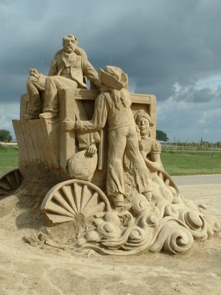 Er is niks mis met zand in je schoenen als het betekent dat je een fijne dag op het strand hebt gehad. Of: de trotse maker bent van een indrukwekkende zandsculptuur. Tijdens een cursus zandsculpturen bouwen kun je met vrienden, familie of collegaâs onder begeleiding van professionals je eigen ontwerp tot leven brengen. Op een strand naar keuze.