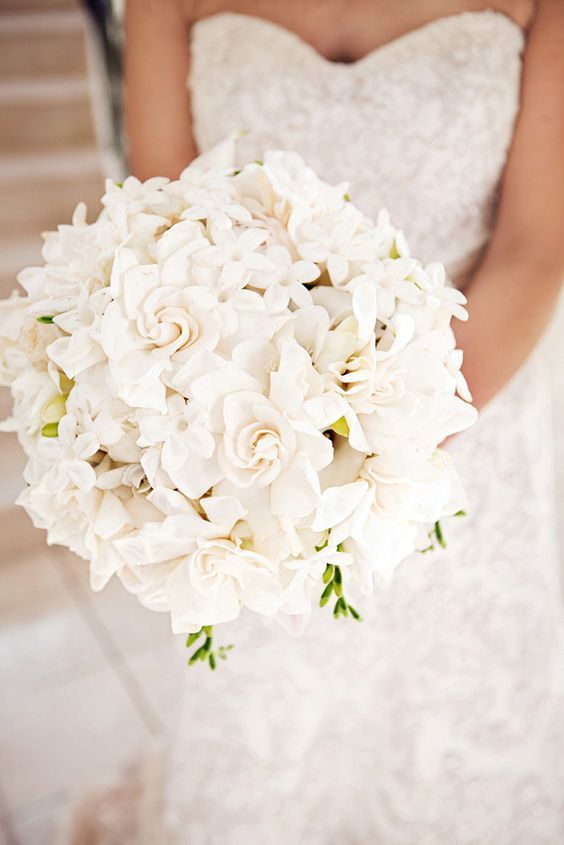 Strauß ganz in Weiß für die Traumhochzeit Strauß ganz in Weiß für die Traumhochzeit