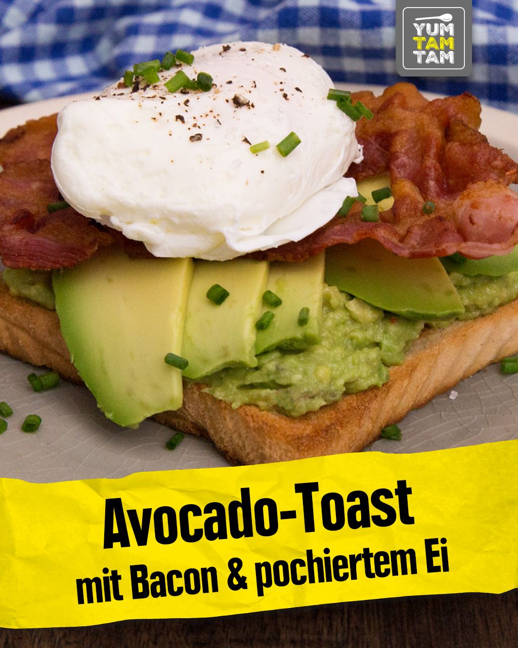 Avocado-Toast mit Bacon & pochiertem Ei