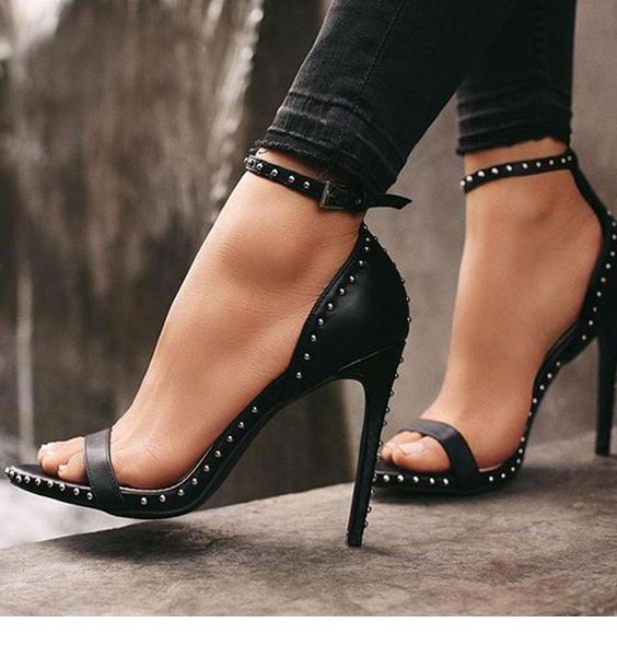 I like black sandals like this