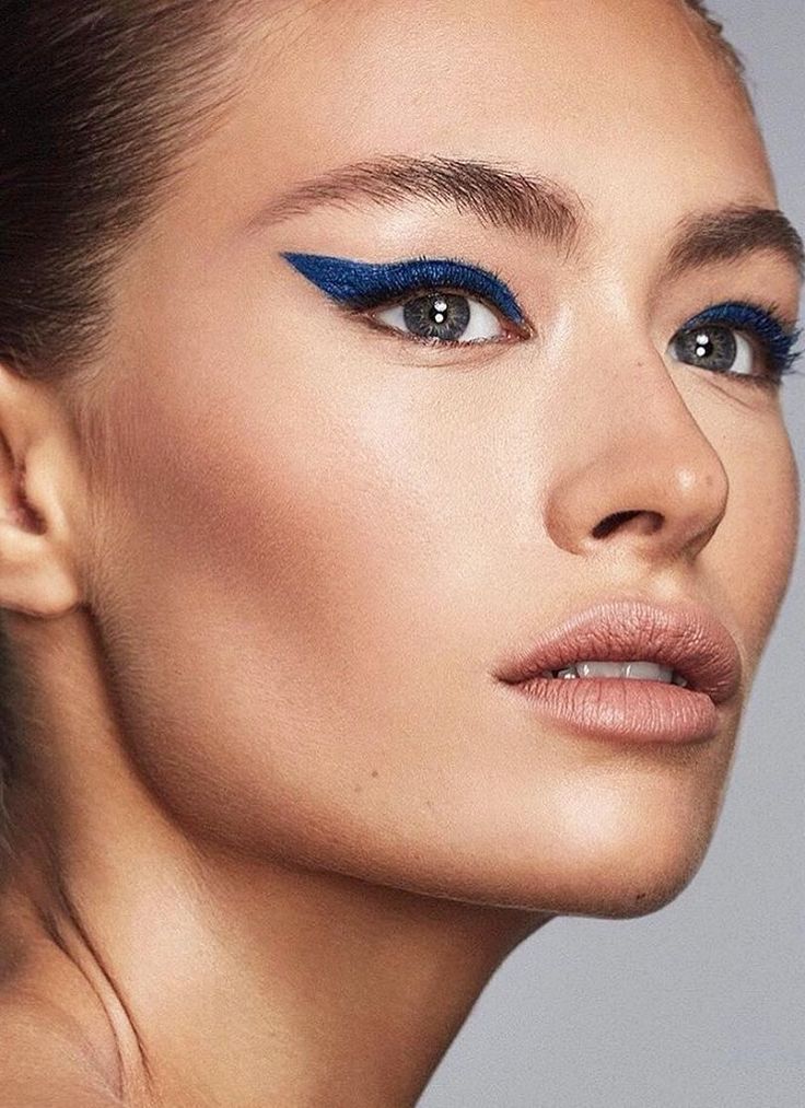 Cobalt blue winged eye makeup look created using Pat McGrath Labs ‘Dark Star 006 UltraViolet Blue’ eyeshadow kit | Makeup by @hannahschell on Instagram | Bold cat eye makeup | #patmcgrathlabs @patmcgrathreal #BlueEyeshadow