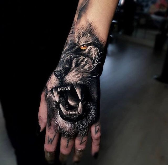 O Mestre Da Tatuagem Faz a Tatuagem Preta Na Mão Masculina Foto de Stock - Imagem de detalhe, marca: 153497120