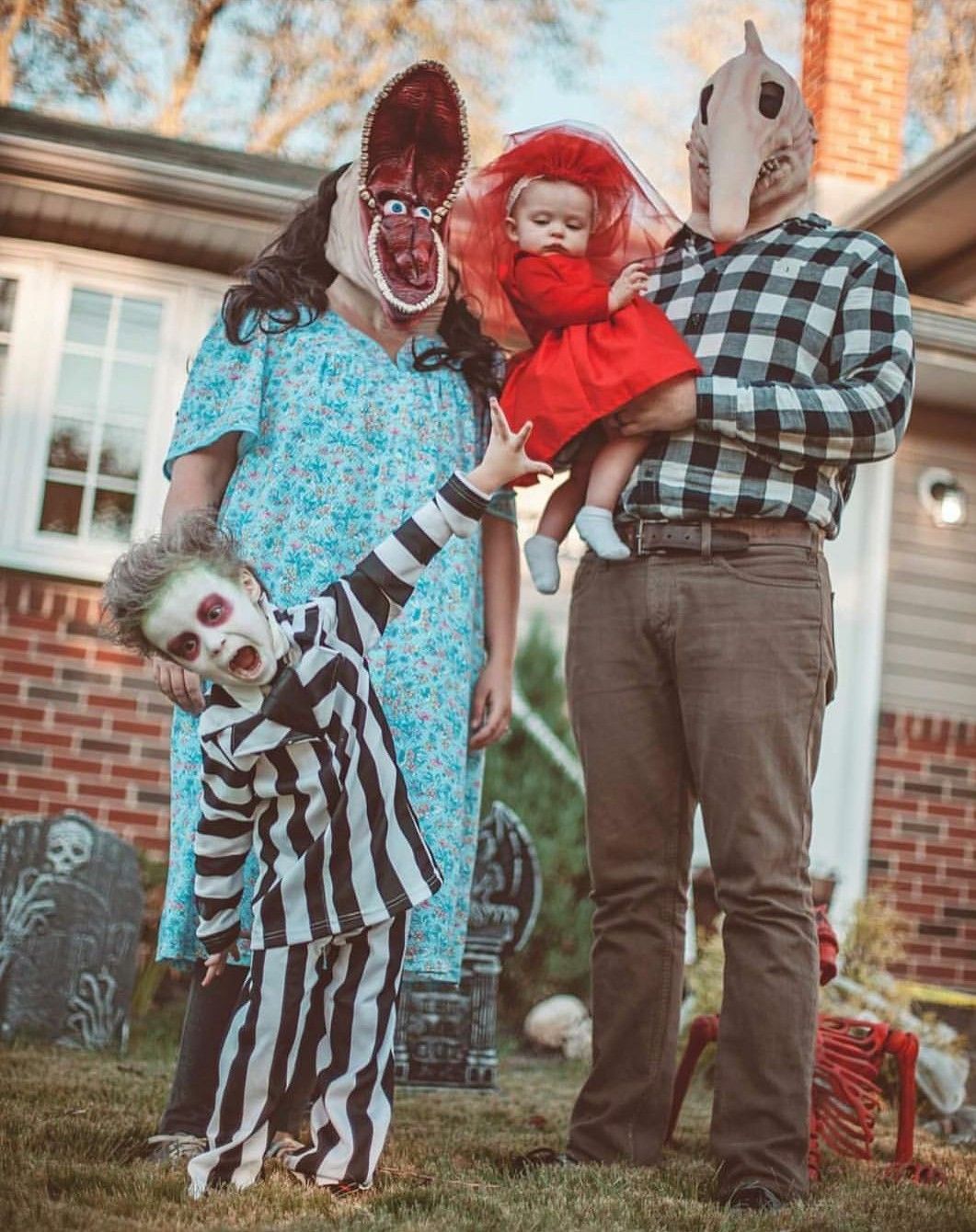 Beetlejuice family cosplay Scary halloween costumes, Family halloween costumes, Family halloween