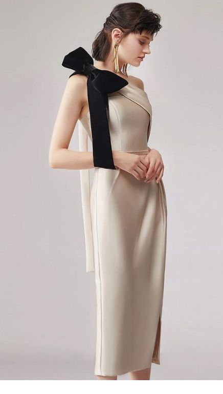 Nice long dress with a black bow