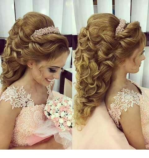 Amazing blonde hair for wedding with a nice hair accessory Amazing blonde hair for wedding with a nice hair accessory