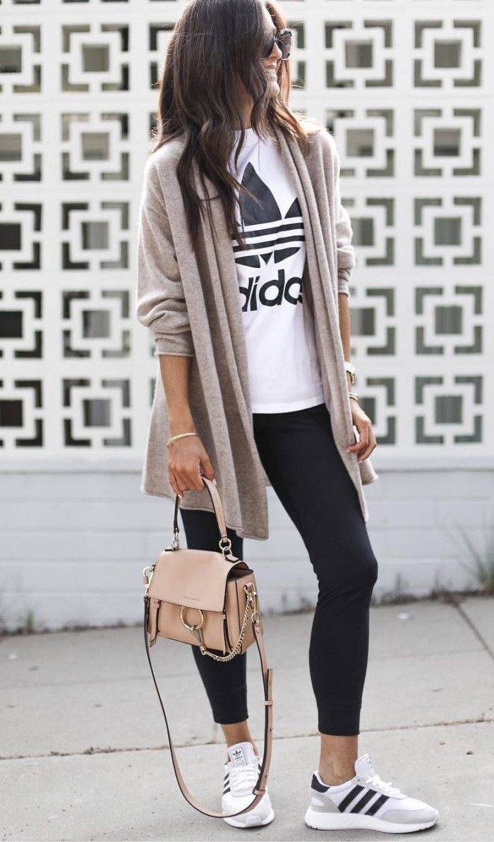 best comfy outit idea to copy this fall / nude cardi printed tee bag leggings sneakers best comfy outit idea to copy this fall / nude cardi printed tee bag leggings sneakers
