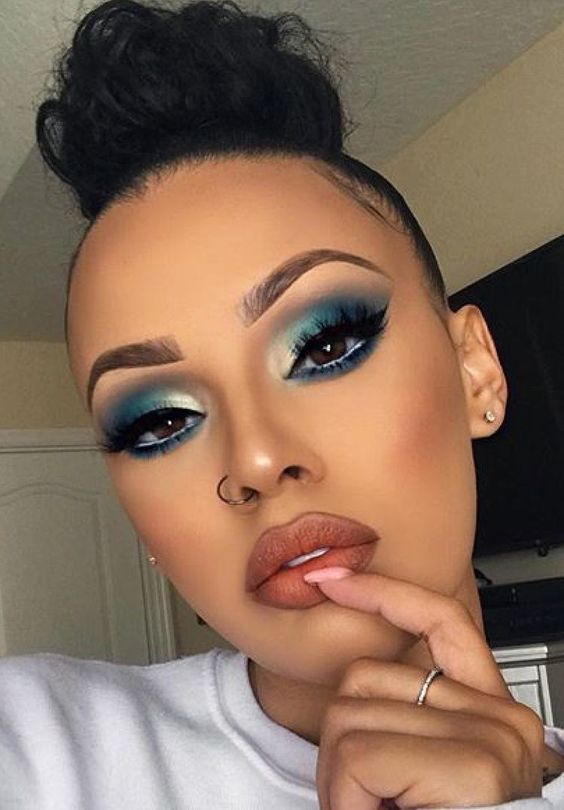 Amazing Face Makeup;Dramatic Face Makeup;Fashionable Face Makeup;Smoking Eyes;Somking Eyes Makeup;Color Eye Shadows;Glitter Eye Shadows;Long Eyelashes;Curl Eyelashes;Thick Eyelashes;