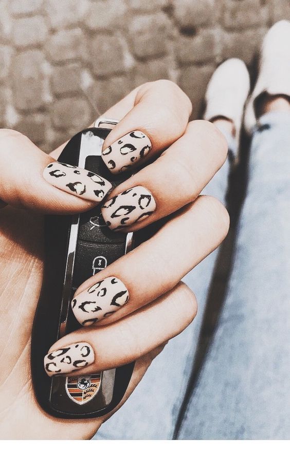 My glam short leo nails
