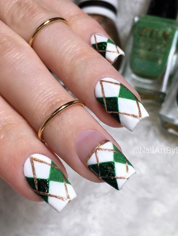 It is very interesting if you do not color the entire nail plate but leave the part non-colored.
