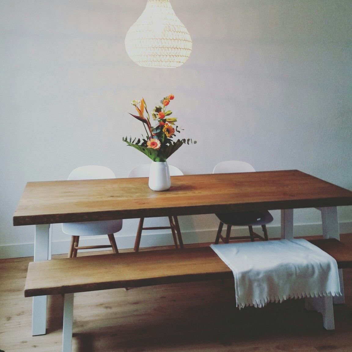Onze prachtig mooie eettafel met bijpassende bank. Witte ...