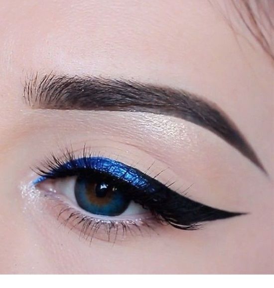 Beige eye makeup and blue glitter eye line Beige eye makeup and blue glitter eye line