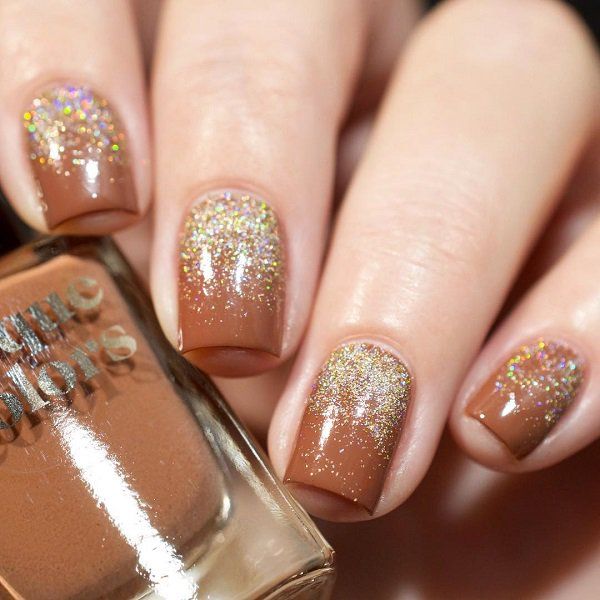 The shine and rhinestones enriches everything so the manicure. If you are indecisive and do not know which pattern to draw on your nails, simply sprinkle the jewels and it will be quite enough.