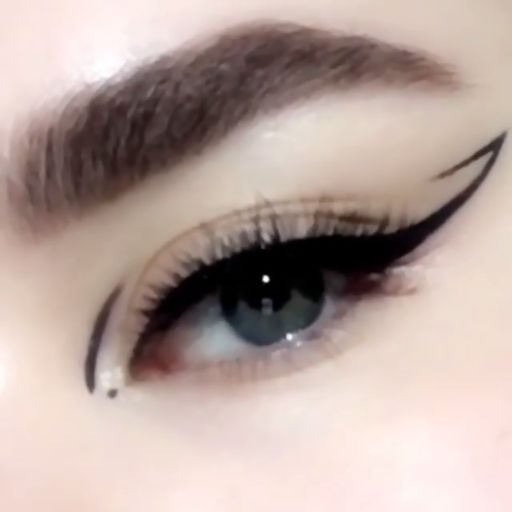 Video Tutorial: WINGED cat eye makeup look how-to using the Pat McGrath Labs ‘Perma Precision Liquid Eyeliner’. This saturated formulation glides across the lid in obsidian velvet, with a soft, Flexi-Art tip that offers control for elegant contours and pristine definition. Available now on PATMcGRATH.COM. #makeuptutorial #eyemakeuphowto #videotutorial