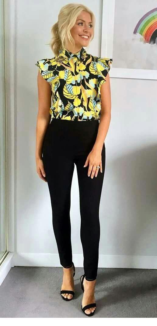 Lovely top with yellow details Lovely top with yellow details
