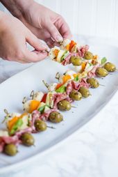 Antipasti-Spieße | Party Vorspeisen, unterhaltsame Ideen, Party-Ideen, Party-Re...
