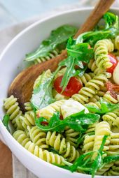 Nudelsalat Caprese Caprese ist meine liebste Sommerpasta - ich liebe sie warm od...