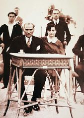 Mustafa Kemal Atatürk Yalova'da, manevi kızı Rukiye ile birlikte. (20.08....