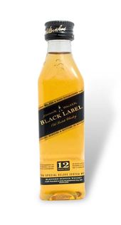 Una casa de muñecas en miniatura Botella De Ron Capitan Morgan Black Label