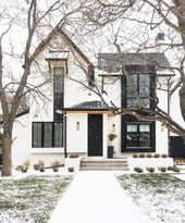 Elegantes Zuhause im Schneesturm #decor #homedecor #christmas #exteriordesign #e