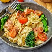 Cremige Lachs Pasta mit Brokkoli und Tomaten