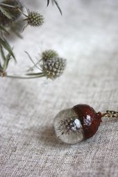 Ein Eichelanhänger mit einem echten Löwenzahn, einer echten Eichelmütze und Epoxy. Collier Te...