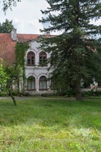 W Polsce znajdziesz wszystko Wspaniałą naturę od morza, przez jeziora, po góry, malownicze rzeki, rozległe równiny, mnóstwo zieleni, a nawet największą w Europie pustynię. Polska to kraj ogromnej różnorodności w krajobrazie. Podobnie jest tu z nieruchomościami - wiejskie przytulne siedliska, przepiękne, stylowe pałace i zamki, charakterystyczne dwory w typowo polskim stylu narodowym, czy nowoczesne, luksusowe nadmorskie i górskie apartamenty.