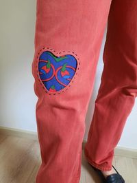 Il existe des multiples façons de réparer un jean. Il me fallait forcément mettre une pièce de tissu khayameya. J'ai donc choisi cette technique de l'appliqué inversé. L'appliqué = on coud une pièce de tissu sur un tissu de base. Appliqué inversé. On découpe dans le tissu de base pour laisser apparaître un autre tissu en dessous.