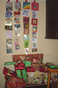 クリスマスにはたくさんのクリスマスカードが届けられ、部屋に飾られます。色鮮やかなカードが部屋を明るくしますね。プレゼントも家族それぞれに渡されるので山積みです。#イギリスマニア