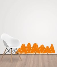 Pensado para decorar la pared junto a la cama y evitar que se ensucie rápidamente, hemos creado este bosque Ocupan 180cm de ancho (las camas miden hasta 2 metros y desde 160cm) y suben hasta 50cm, desde el suelo o desde el borde de la cama, para vestir la habitación de los más pequeños y mantenerla limpia por más tiempo.