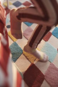 A veces un simple cambio de decoración logra dar una gran vida al ambiente en casa. Esta alfombra BUSENKEL es un claro ejemplo de ello, gracias a su llamativo diseño multicolor y de rombos.