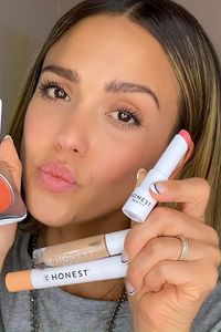 Check out Jessica Alba’s everyday go-to for creating a full-face look with CLEAN makeup products from Honest Beauty. Start by building the coverage that will keep up with a busy day. Add a flush of dewy, natural-looking color, a lil’ drama with the lashes, and finish it off with vibrant, juicy lips.