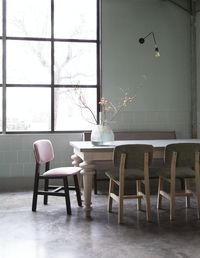 Eetkamertafel Mustard is uitgevoerd in blank eikenhout. Ook mooi in combinatie met de Ginger Camomile stoelen.