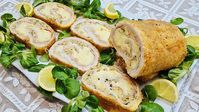 POLPETTONE DI POLLO RIPIENO AL FORNO - SOFFICE CON UN CUORE FILANTE E DELIZIOSO - "Polpettone di petto di pollo ripieno al forno morbido e delizioso, perfetto per il menu di Natale! Si prepara in pochi minuti e stupirà tutti gli ospiti con la sua bontà e morbidezza! Grazie al cuore di formaggio filante e alla frittatina a crudo (che cuoce in forno) il ripieno risulta soffice e succoso! Una ricetta facile, deliziosa, bella da vedere ma soprattutto buonissima da mangiare e condividere con le...