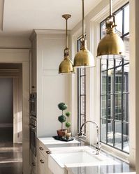 I love these big windows, all the counter space and the natural light filling this space. Beautiful inspiration via @christopherai 👏🏻