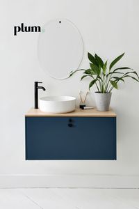 Suspendus, sur pieds, colorés, neutres... découvrez nos inspirations préférées de meubles pour petite salle de bain, créés à partir de caisson Ikea.