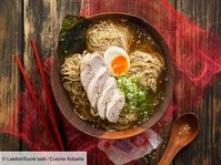Recette Ramen au poulet et oeuf. Ingrédients (4 personnes) : 120 g de nouilles ramen, 2 blancs de poulet, 2 œufs... - Découvrez toutes nos idées de repas et recettes sur Cuisine Actuelle
