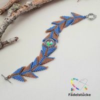Handgefertigtes Armband aus blauen und bernsteinfarbenen Glasperlen