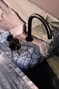 Get inspired by the Bellevue Hill project. Use VOLA Brushed Black products against dusty rose tiles and marble. © Decus_interiors, Luigi Rosselli Architects and Anson Smart ____ #bathroom #black #brushedblacktap #blacktaps #blackinspo #blackbathroom #marble #purple #dusty rose #luxury #bespokebathroom #VOLA