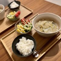 ・豆乳鍋 ・お米 ・サラダ 豆乳鍋は2日目のものです。 より美味しい気がします。 celery.hatenablog.com サラダは水菜、アボカド、パプリカ、トマトにマヨ醤油です。 それだけです。 せっかくBrunoがあるので卓上で鍋をもっとしたいですが、なんだかんだ面倒でやらないこともしばしばです。 なんだかんだといえば、私のこのブログやinstagramの投稿もなんだかんだ続いています。 初めは単に、せっかく作った料理の写真を残そうというか記録しようというか、あとは何かを継続してやった感を得ようとするためにやっていました。 たぶん面倒になったらやめます笑 もちろん今もそうですが、投稿のために写真映えを意識したり、毎日続けるネタのために過去の振り返りやらの投稿をしています。 そしていいねとかフォローとかも多少気にするようになっています。 ブログではついでに広告貼ったりもしてます。 こういう流れでなんだかんだいつの間にかやっていることの目的が変わることってよくありますよね。 動画投稿やライブ配信の文化なんかもそうですよね。 昔はみんな趣味でやっていたのにい