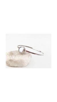 Look at this gorgeous minimalist silver bracelet. I just love how this delicate piece is so elegant. How would you wear it? Alone or with another bracelet?