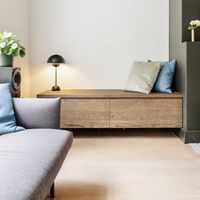 Houten haardmeubel voor gashaard of houtkachel. Maatwerk haardkast of tv-meubel met veel opbergruimte. Massief houten meubel afgewerkt met lak, beits of olie.