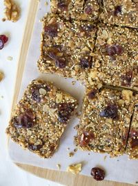 The best healthy granola bar recipe! No Bake Chia Bars made with peanut butter and honey