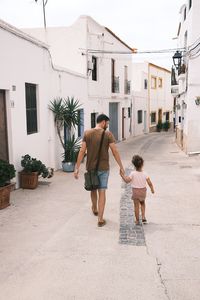 Carlos y Alejandra paseando por las calles de Níjar, en Almería.