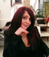 Con molto piacere oggi vi presento Marzia Saddi; è colei che in un ristorante assicura il funzionamento del servizio, la prima e l'ultima persona che i clienti vedono, dirige e controlla il lavoro dei camerieri di sala, coordinando il servizio della stessa e cercando di ottimizzarlo. Una stacanovista del settore, con una lunga esperienza alle spalle inizia come barista è oggi direttrice di sala. Conoscetela meglio nell'articolo ⤵⤵⤵ @incucinaconvinz