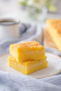 Existe coisa melhor que um bolo bem molhadinho e cremoso? É uma das coisas mais deliciosas dentro da confeitaria de casa de vó. E ainda melhor, geralmente são muito fáceis de fazer e agradam todo mundo. Por isso, fizemos essa lista com as 7 melhores receitas de bolos cremosos para você fazer em casa. #bolo #receitasfáceis #bolocremoso