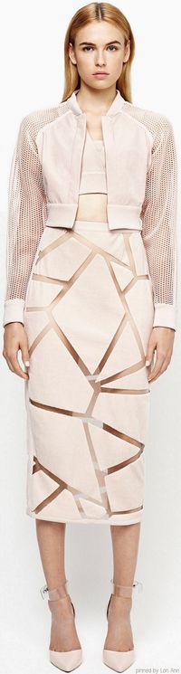 Jonathan Simkhai Spring 2015 RTW. Geometric petal pink What I found interesting about this image was the skirt's composition, made out of shapes which reminded me of the print I made with paper shapes rolled on fabrics. So I was thinking that I could concentrate on singles shapes inspired by my prints and combine them in my next experiment, to make an abstract garment bits