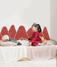 Decora la pared junto a la cama y evita que se ensucie con nuestro sticker bosque encantado en color granate. Se limpia fácilmente con un paño húmedo, como todo, lo hacemos a medida, si quieres más información escríbenos a lagoa@lagoa.es
