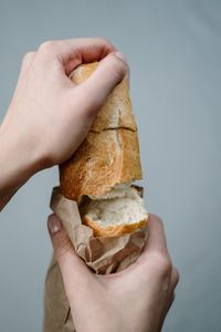 Woran liegt es, dass eine vergleichsweise seltene Erkrankung wie Zöliakie binnen weniger Jahre zu einer Art Volkskrankheit geworden zu sein scheint? Denn tatsächlich klagen immer mehr Betroffene nach dem Verzehr von Getreideprodukten über Verdauungsbeschwerden. Ist das Gluten verantwortlich oder etwa eine globalisierte, nur am Profit orientierte Landwirtschaft?