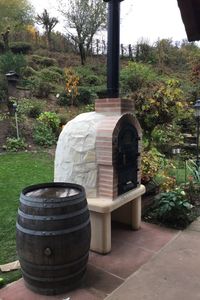 Fertig montiert und sofort Einsatzbereit 👌. Der Holzbackofen sorgt für eine stimmungsvolle Atmosphäre auf der Terrasse und gilt als ideales Einsteigermodell, wenn es um das Backen im heimischen Garten geht.